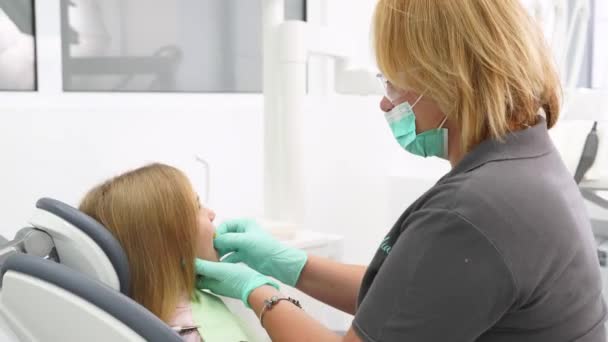 Vrouwelijke Tandarts Voor Bereiden Meisje Voor Tandenonderzoek Moderne Tandheelkundige Kantoor — Stockvideo