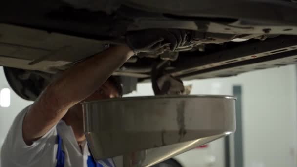 Professionista Garage Cambiando Lubrificante Veicolo Sollevato Ambiente Officina Auto Meccanico — Video Stock