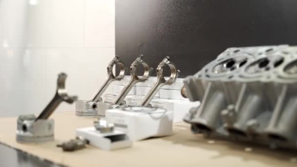 Pistonlar Yüzükler Silindirler Bir Atölyede Toplanmaya Hazır Parçalanmış Motor Parçaları — Stok video