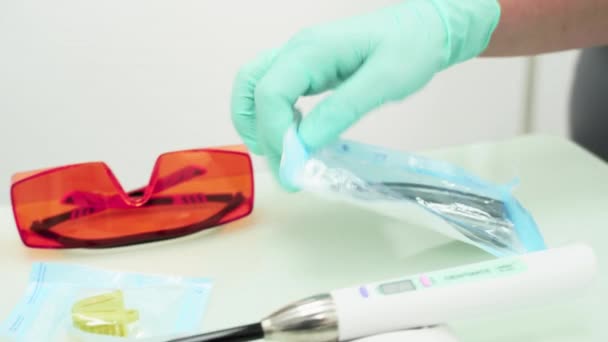 Mains Femme Dentiste Gants Latex Déballer Les Instruments Dentaires Stériles — Video