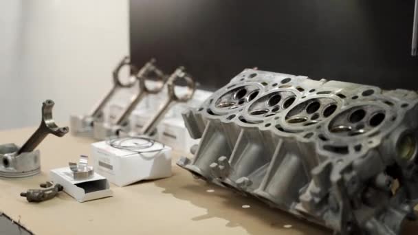 Auto Reparatiewerkplaats Motor Onderdelen Voor Revisie Mechanic Bereidt Cilinderkop Zuigers — Stockvideo