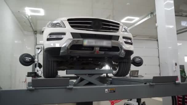Veículo Içado Elevador Para Calibração Precisa Equipado Com Sensores Garagem — Vídeo de Stock