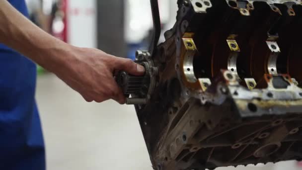 Reparação Automotiva Restauração Componentes Oficina Mecânico Desmonta Bloqueio Motor Inspecionando — Vídeo de Stock