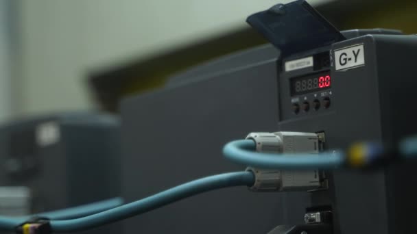 2021年9月23日 乌克兰的Mariupol 岩浆工厂 电工配置控制柜 将诊断装置与自动化系统连接起来 用于工业设施的维修 身穿蓝色制服 — 图库视频影像