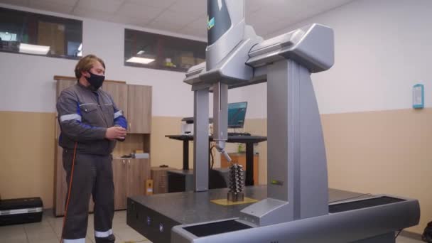 2021 Mariupol Ukrane Fábrica Magma Técnico Calibra Romer Absolute Arm — Vídeos de Stock