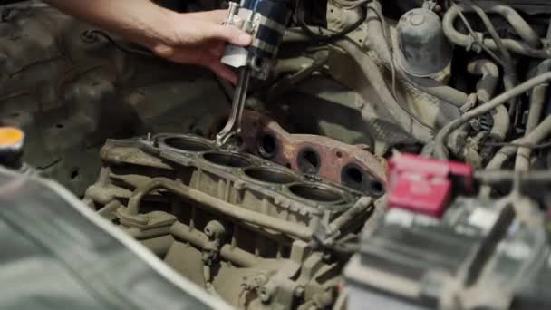 Professionele Reparateur Herbouwt Motor Zorgt Voor Voertuigprestaties Auto Monteur Installeert — Stockvideo
