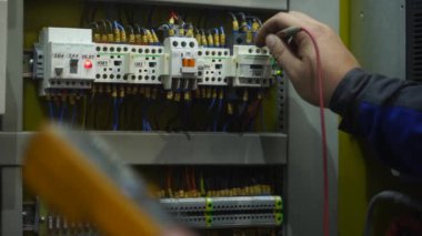 2021-09-23 - Mariupol, Ukrane. Magma fabrikası. Endüstriyel kablolama konusunda uzman, ayarları ayarlar, operasyonel güvenliği sağlar. Elektrikçi otomatik dolap devrelerini test etti.