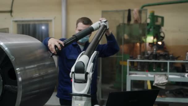 2021年9月23日 乌克兰的Mariupol 岩浆工厂 蓝色制服技师使用便携式坐标测量机精密度增强Romer臂探头工业装置校准大型机械 — 图库视频影像