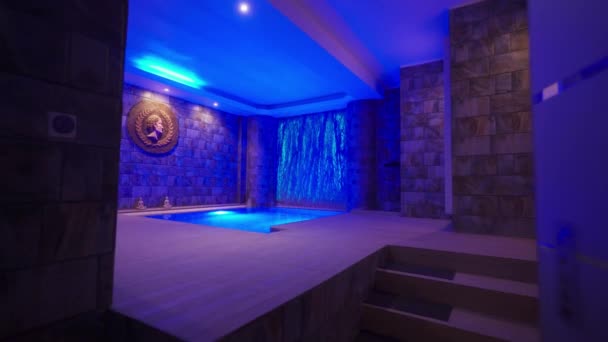 在宁静的温泉氛围中 室内死海漂浮水池 水墙层叠叠叠 用柔和的蓝光照明 最终放松 — 图库视频影像