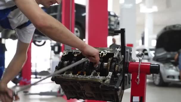 专业服务程序 内燃机检修 发动机维修 汽车机械师拆卸发动机块 从汽缸上拆卸曲轴 在现代车间进行汽车修理 — 图库视频影像