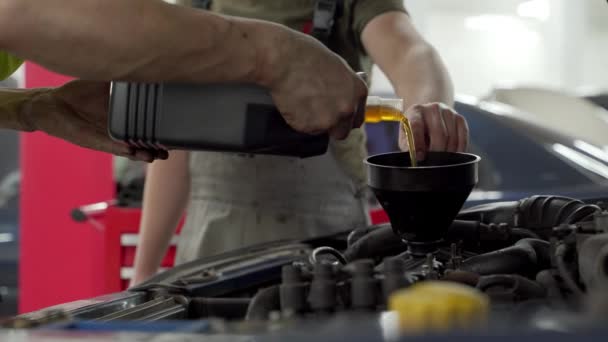 Entretien Véhicule Vidange Huile Dans Garage Mécanicien Automobile Verse Huile — Video