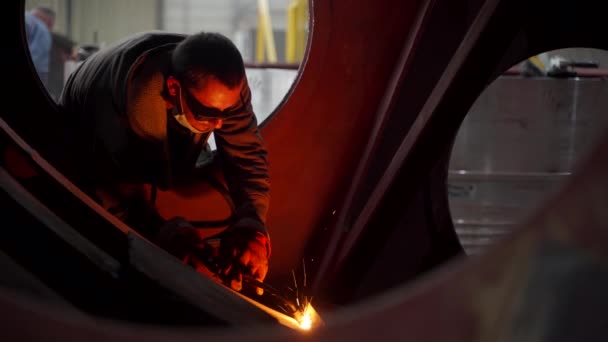 2021年9月23日 乌克兰的Mariupol 岩浆工厂 火花飞扬 人类与聚焦机械一起工作 工业车间钢结构金属弧焊安全齿轮焊机的研制 — 图库视频影像