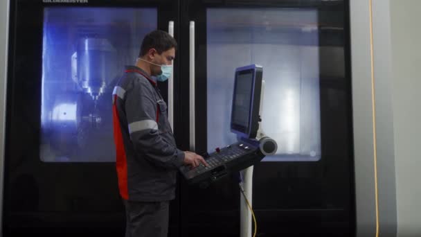 2021年9月23日 乌克兰的Mariupol 岩浆工厂 工业工程师在车间操作先进的铣削设备 用于精密六轴金属加工的数控车床掩模程序技术员 — 图库视频影像
