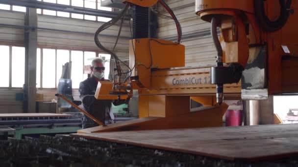 2021年9月23日 乌克兰的Mariupol 岩浆工厂 钢制工艺由熟练的穿着安全装置的工人进行 工业车间数控机床操作员操作数控等离子切割机 — 图库视频影像