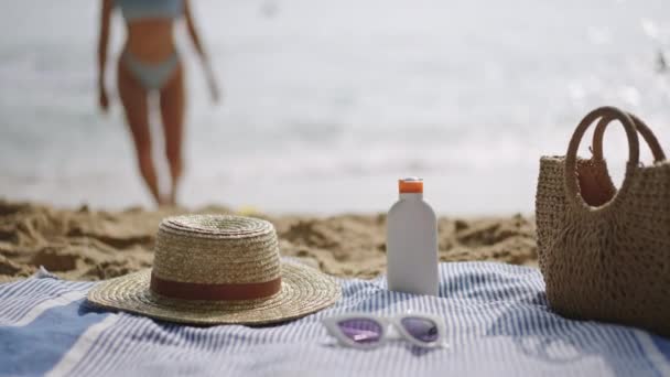 Ocean Backdrop Person Walking Water Sandy Beach Adorned Summer Essentials — Stock Video