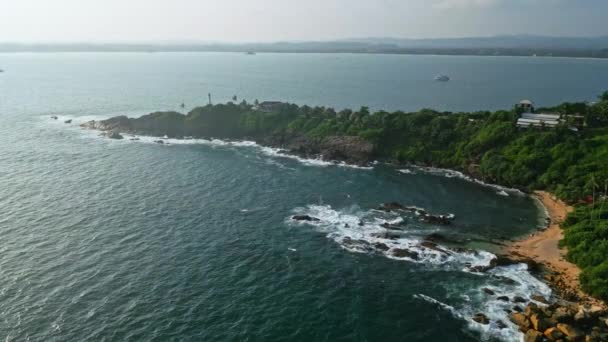 Ruhige Meereslandschaft Mit Segelboot Setzt Ruhige Akzente Für Naturnahe Immobilien — Stockvideo