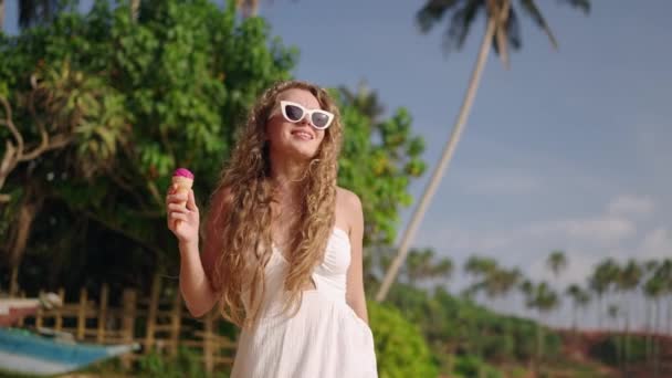 Σγουρομάλλα Γυναίκα Τρώει Παγωτό Χωνάκι Μια Παραλία Χαλαρός Περίπατος Τροπικό — Αρχείο Βίντεο