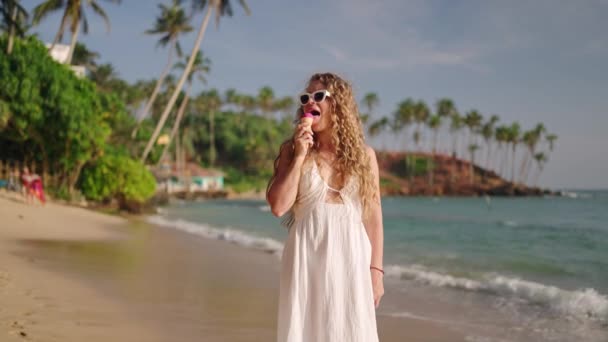 Σγουρά Μαλλιά Κυρία Γυαλιά Ηλίου Απολαμβάνει Τροπική Ακτή Casual Καλοκαιρινό — Αρχείο Βίντεο
