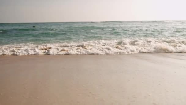 放松海滨氛围与宁静的大海 平静的海滩 平静的度假场景没有人 当热带海滩清澈的海水与陆地交汇时 海浪轻柔地掠过沙滩 慢动作 — 图库视频影像