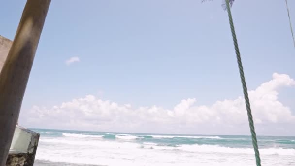 Odpočívá Mořském Pobřeží Houpe Oblohou Výhled Vodu Žena Bílých Šatech — Stock video