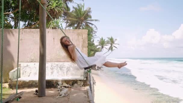Palmiye Ağaçları Sakin Deniz Manzarasını Çerçeveler Beyaz Elbiseli Neşeli Kadın — Stok video