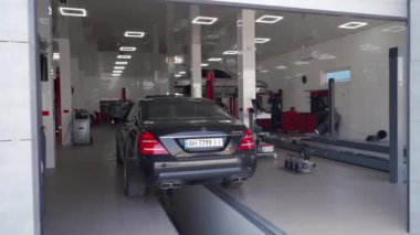 2020-07-02 - Mariupol, Ukrayna. Uçak Araba Servisi. Araç teşhis ekipmanlarıyla otomotiv servis merkezi, profesyonel ekip işi. Lüks sedan bakım için modern oto tamirhanesine girdi.
