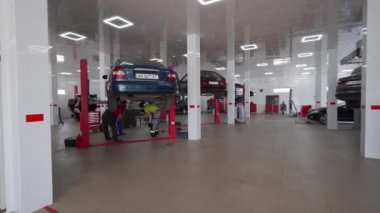 2020-07-02 - Mariupol, Ukrayna. Uçak Araba Servisi. Modern, araba bakım için çalınmış. Araçlar üzerinde çalışan tamircileri olan otomobil servis merkezi. Profesyonel teknisyenler teftiş, onarım.