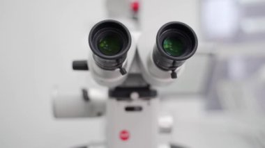 Modern tıbbi araştırma laboratuarında mikroskop göz merceği tüpünün yakın çekimi. Genetik laboratuvarında çalışan bilim adamları için modern ekipman, biyoteknoloji. Stomatoloji kliniğinde diş mikroskobu.