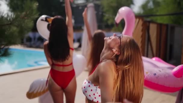 Cámara Hombre Sigue Chicas Atractivas Trajes Baño Fiesta Verano Piscina — Vídeos de Stock