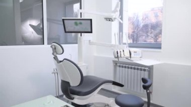 Profesyonel modern ekipmanlarla stomatoloji ofisinde dişçi koltuğu. Dişçilerin ofis içi modern sandalye ve özel diş aletleriyle dolu. Modern diş kliniği. Stomatoloji kavramı.