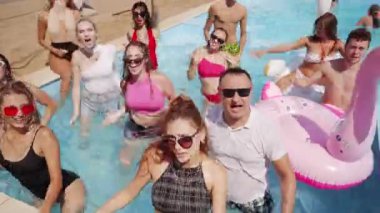 Yaz havuz partisinde bir grup arkadaş ve şarkıcı sıcak havanın tadını çıkarıyorlar, tatillerde giyinmiş ve açık bikiniler içinde yüzüyorlar. Erkek ve kadın çıldırıyor, eğleniyor, yüksek sesle gülüyor ve dans ediyor..