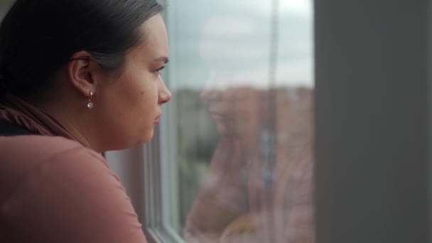 Ensamhet Stadsmiljö Stressad Kvinna Tittar Genom Fönstret Och Reflekterar Över — Stockvideo