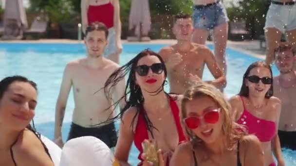 팽창식 일광욕 축하를 수영풀에 남자와 매력적인 시끄러운 웃음과 모델의 — 비디오