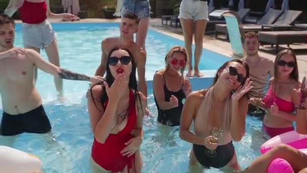 Erkekler Kadınlar Yüzme Havuzunda Temiz Mavi Şişme Tüplerle Dans Güneş — Stok video