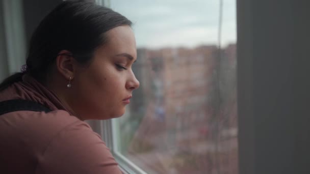 Yas Tutuyor Şehir Ortamında Yalnızlığı Düşünüyor Kederle Dolu Yüzü Özlem — Stok video