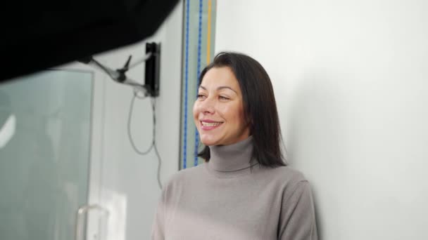 現代歯科クリニックのベニヤを照明装置でモデル化する前に撮影した白人女性 Uvホワイトニング手順の前に女性患者の写真を撮る コスメティック歯科 — ストック動画