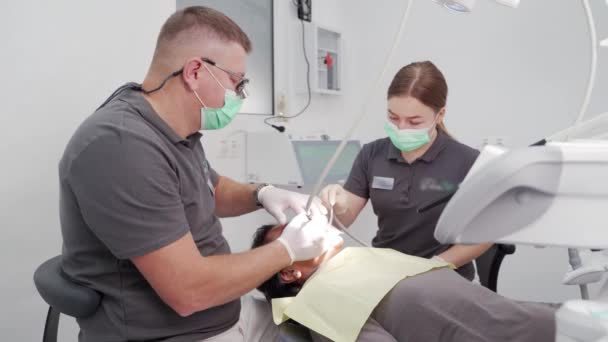 Odontoiatra Con Assistente Sesso Femminile Che Cura Denti Dei Pazienti — Video Stock