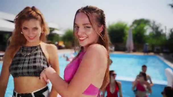 在周末的游泳池派对上 模特们用酒精鸡尾酒跳舞 唱歌和放松 男人和女人调情 穿上鲜艳的泳衣和太阳镜 露出纤细的晒黑的身体 — 图库视频影像