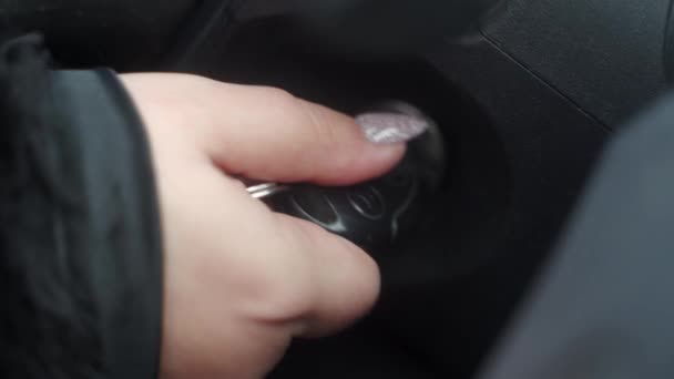 Kobieta Uruchamia Silnik Przygotowuje Się Jazdy Samochodem Zbliżenie Kobiecej Dłoni — Wideo stockowe