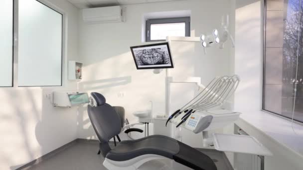 Oficina Odontología Con Equipamiento Profesional Moderno Oficina Estomatología Minimalista Vacía — Vídeos de Stock