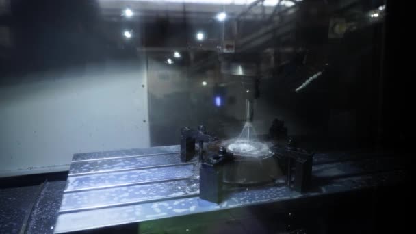 Zautomatyzowany Proces Wiercenia Wyspecjalizowanym Bitem Chłodzenie Cieczy Metalowej Smarowanie Przedmiotu — Wideo stockowe