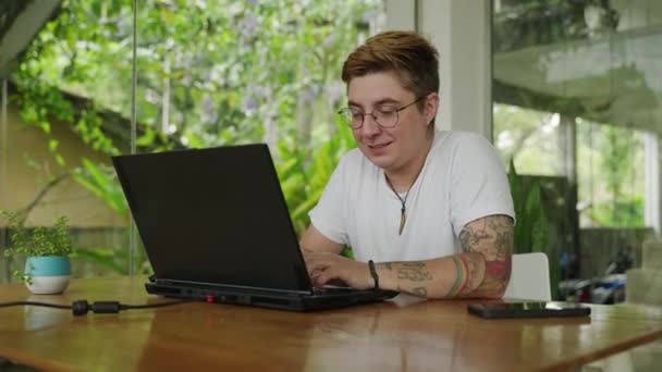 Šťastný Jedinec Barevné Paže Pracuje Dálku Transgender Profík Usmívá Při — Stock video