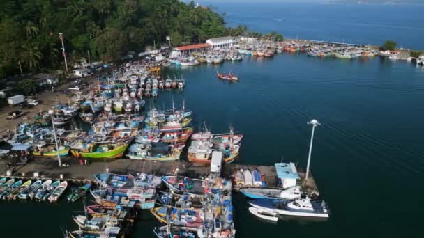 Sokszínű Halászhajók Azúrkék Vizeket Vonultatnak Fel Amelyek Létfontosságúak Tengerparti Közösségek — Stock videók