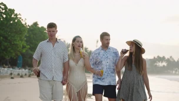 Freundeskreis Männer Frauen Mit Frischen Saftflaschen Spazieren Sonnigen Tropischen Strand — Stockvideo