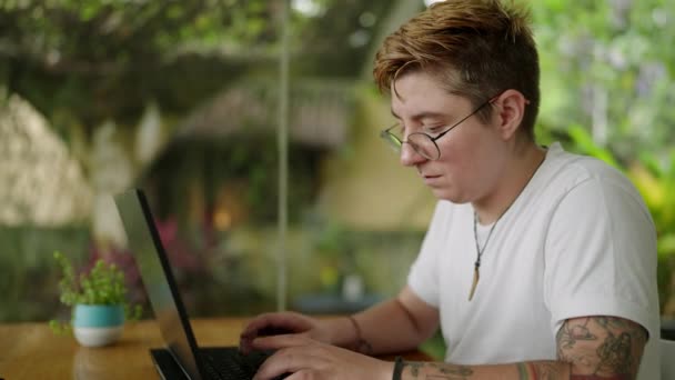 Ekrana Odaklanmış Hızlı Yazıyorlar Yeşilliklerle Çevrili Günlük Görevlerine Giriyorlar Transseksüel — Stok video