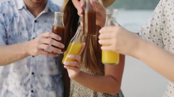 Großaufnahme Flaschen Limonade Saft Den Händen Junger Leute Die Trinken — Stockvideo