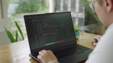 Uyarı yatırımcısı, etkin portföy yönetimi için piyasa eğilimlerini inceliyor. Pro day işlemcisi modern ofisteki dizüstü bilgisayardaki gerçek zamanlı grafik verilerini analiz ediyor. Ticaret ortamında analitik odaklanma. Yavaşla