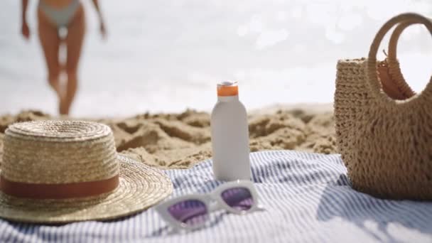 Prende Bottiglia Crema Solare Accanto Cappello Paglia Borsa Occhiali Sole — Video Stock