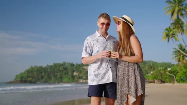Romantisches Paar Mann Und Frau Tropischer Reiselust Blicken Die Kamera — Stockvideo