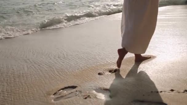 Хвилі Обережно Миють Відбитки Босонога Людина Плаванні Йде Вздовж Піщаної — стокове відео